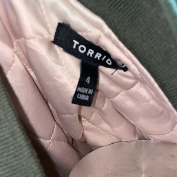 Torrid Camo Bomber Jacket Size 4 - Picture 5 of 7